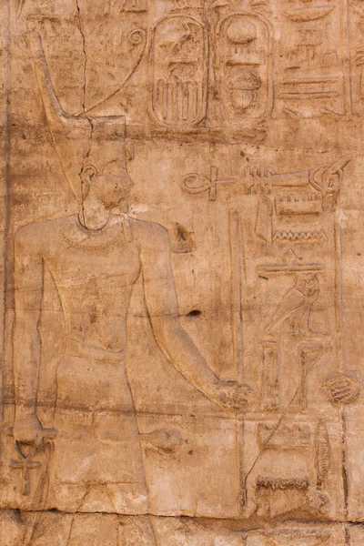 Gamla Egypten hieroglyfer på stenen — Stockfoto