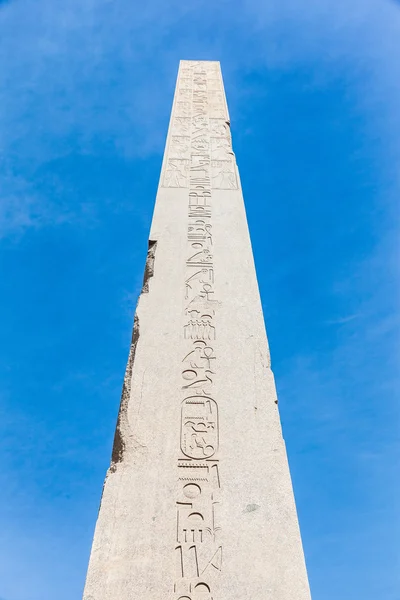 Obelisk w świątyni w Karnaku — Zdjęcie stockowe