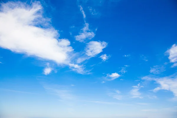 Ciel bleu avec nuages — Photo