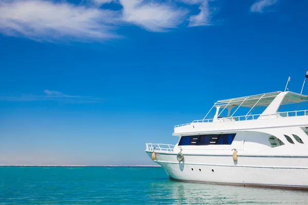 Yatch branco no mar — Fotografia de Stock