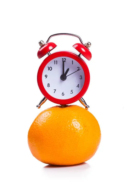 Reloj despertador y fruta naranja — Foto de Stock