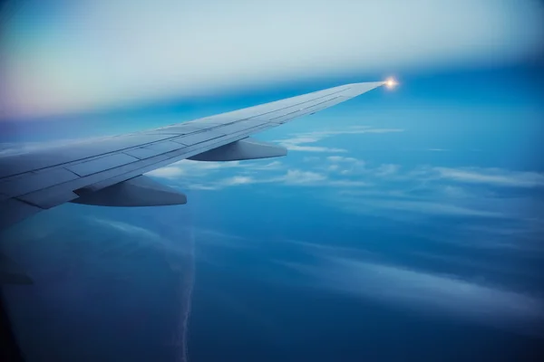 Ala dell'aereo su sfondo di cielo — Foto Stock