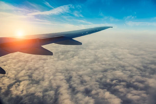 Ala do avião no fundo do céu — Fotografia de Stock