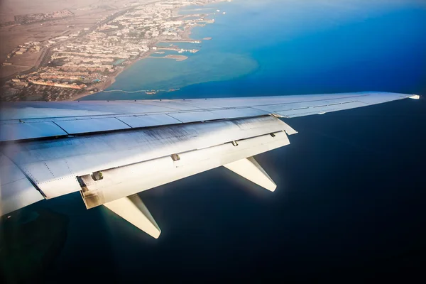 Ala del avión en el fondo del cielo —  Fotos de Stock