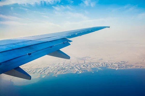 Aile de l'avion sur fond de ciel — Photo