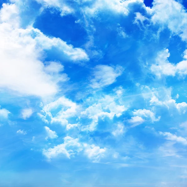 Cielo azul con nubes — Foto de Stock