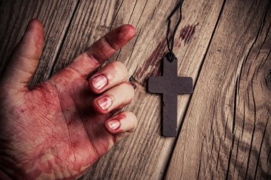 Eski çapraz ve eli kanlı