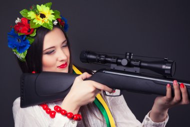 Ukraynalı giysili genç kadın