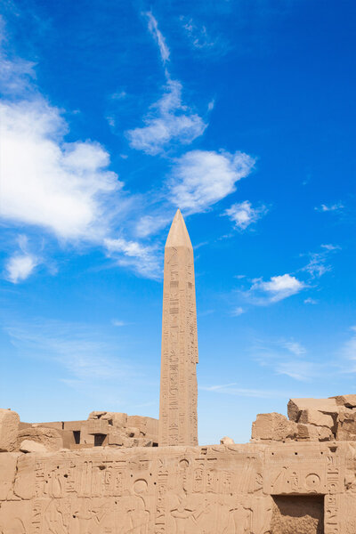 Обелиск в храме Карнака
