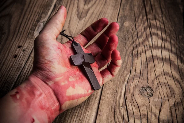 Altes Kreuz in der Hand — Stockfoto