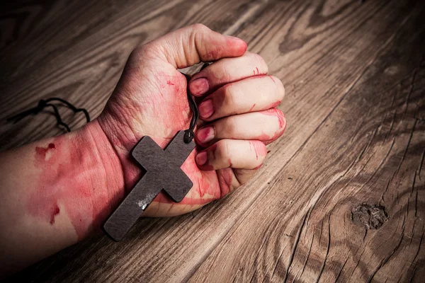 Altes Kreuz in der Hand — Stockfoto