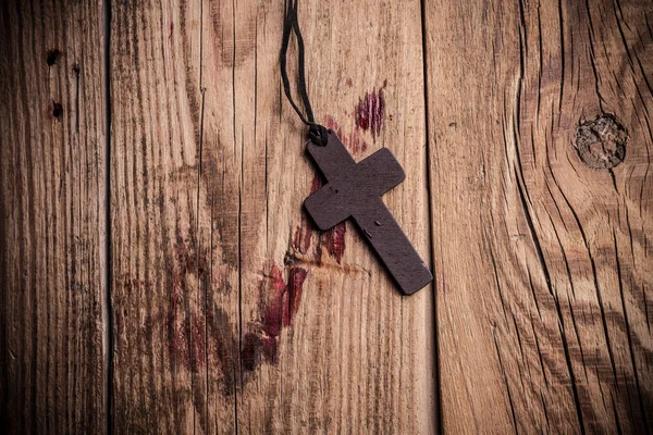 Kruis op houten achtergrond — Stockfoto