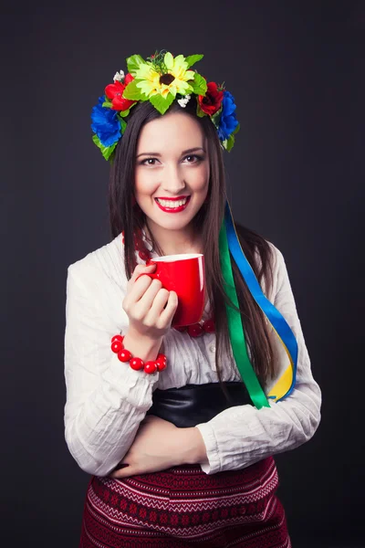 Jeune femme en vêtements ukrainiens — Photo