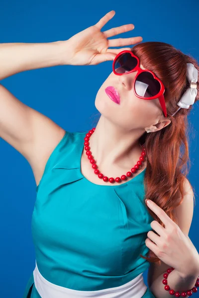 Beautiful girl posing with sunglasses — Stock Photo, Image