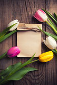 Barevné tulipány s Poznámkový blok