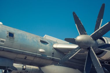 Eski bir uçağın motoru