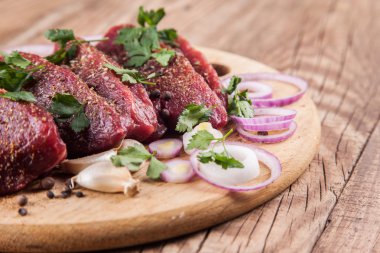 Soğanlı çiğ dana biftek