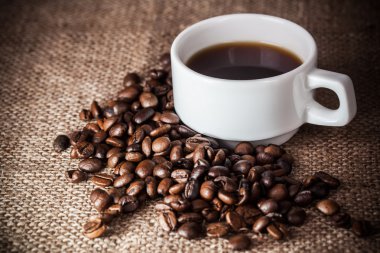kahve fincanı kahve çekirdekleri üzerine