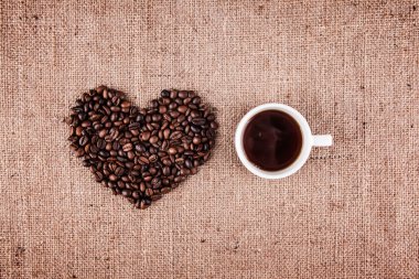 ? yukarı şekil kalbinde kahve çekirdekleri ile