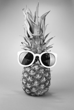 Komik ananas bir güneş gözlüğü