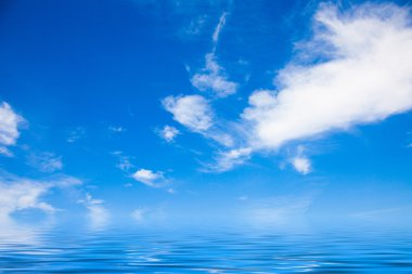 Denizin üzerinde asılı bulutlar