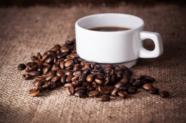 kahve fincanı kahve çekirdekleri üzerine