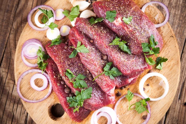 Raw beef steak with onions — Stock Photo, Image