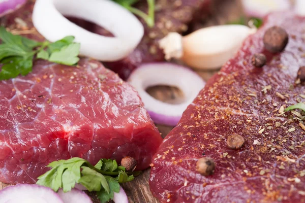 Raw beef steak with onions — Stock Photo, Image