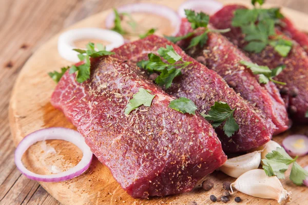 Raw beef steak with onions — Stock Photo, Image