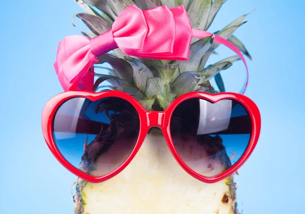 Funny pineapple in a sunglasses — Stock Photo, Image