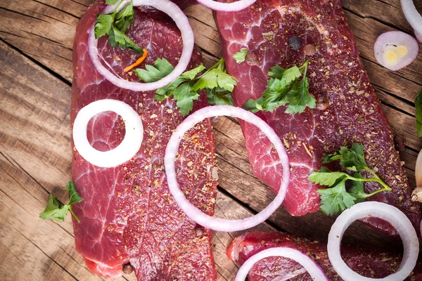 Raw beef steak with onions — Stock Photo, Image