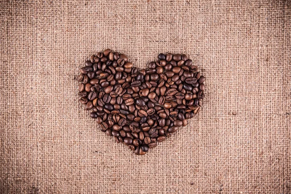 Forma de corazón hecha de granos de café — Foto de Stock