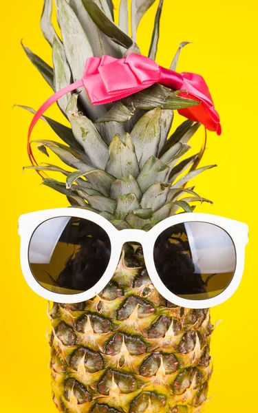 Lustige Ananas in Sonnenbrille — Stockfoto