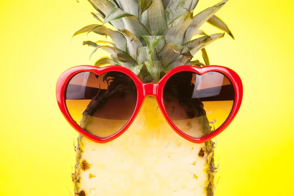 Abacaxi engraçado em uns óculos escuros — Fotografia de Stock