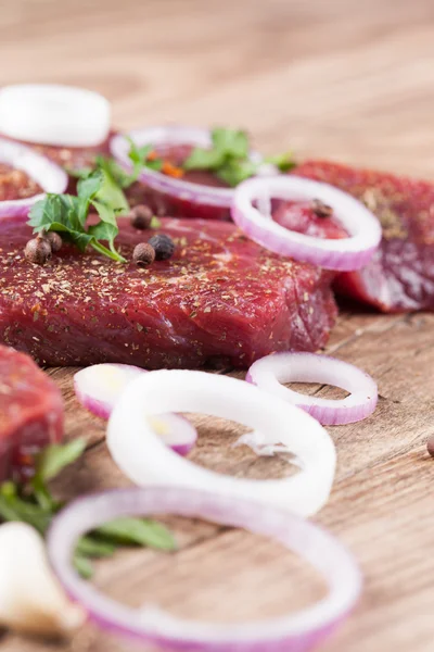 Raw beef steak with onions — Stock Photo, Image