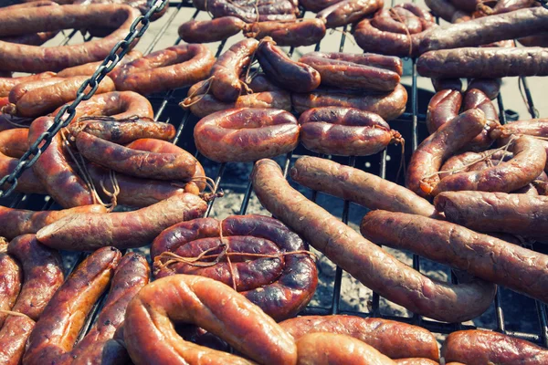 Barbecue avec saucisses sur le gril — Photo