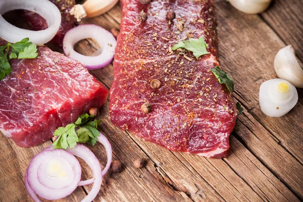 Raw beef steak with onions — Stock Photo, Image