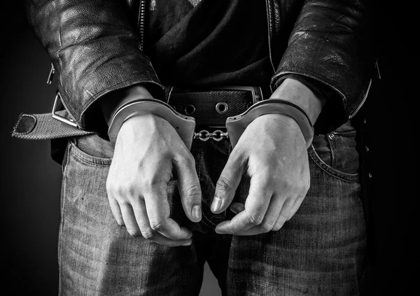 Man hands in handcuffs i — Stock Photo, Image