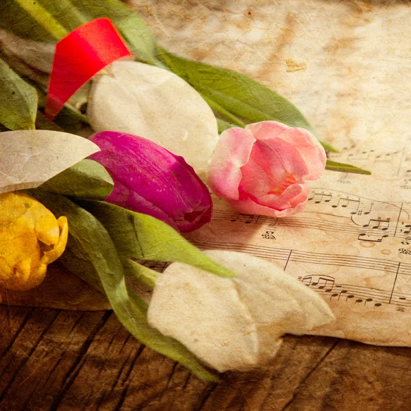 Tulipanes en un papel de notas musicales — Foto de Stock