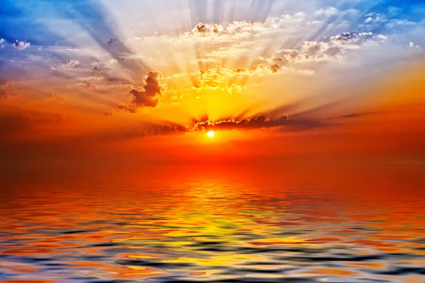 Nascer do sol brilhante bonito — Fotografia de Stock