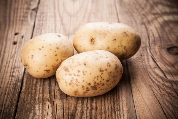 Potatoes on a wooden background — Stock Photo, Image