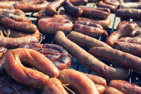 Barbecue avec saucisses sur le gril — Photo