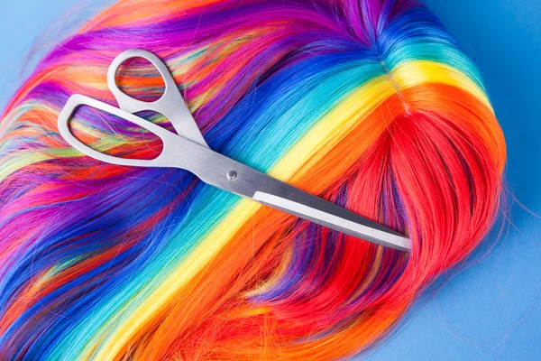 Scissors with colorful wig — Stock Photo, Image