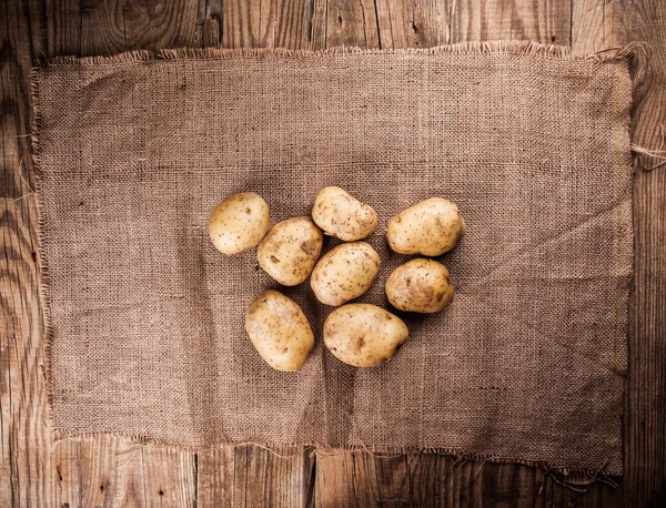 ヴィンテージ布の上の新鮮なジャガイモ — ストック写真