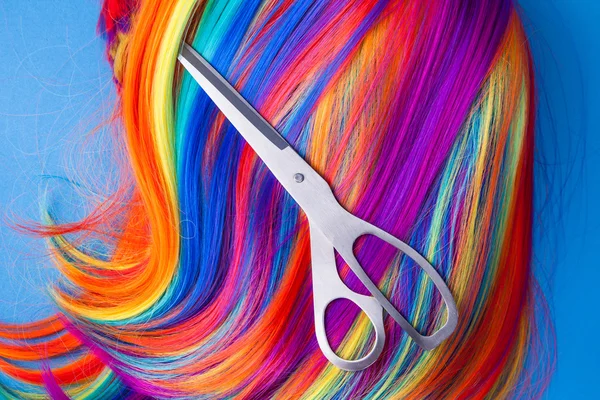 Scissors with color wig — Stock Photo, Image