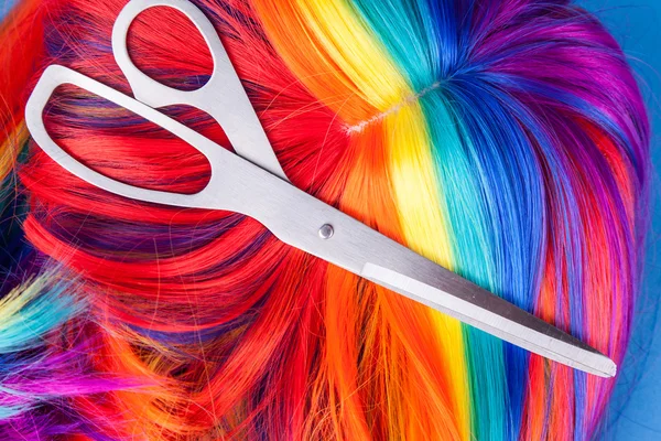 Scissors with color wig — Stock Photo, Image