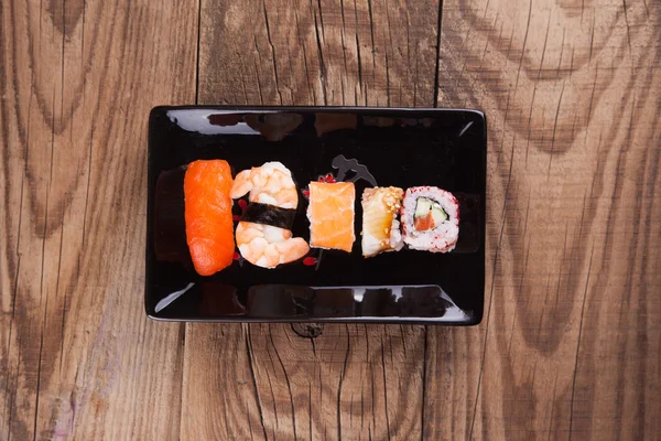 Maki Sushi ingesteld op zwarte plaat — Stockfoto