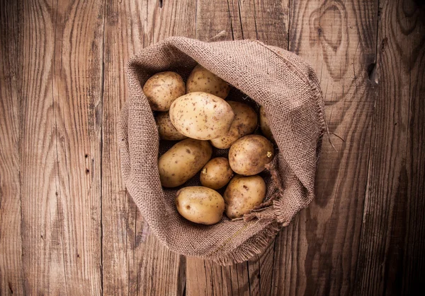 Harvest potatoes in burlap sack — Stock Photo, Image