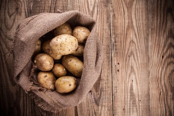 Harvest potatoes in burlap sack — Stock Photo, Image