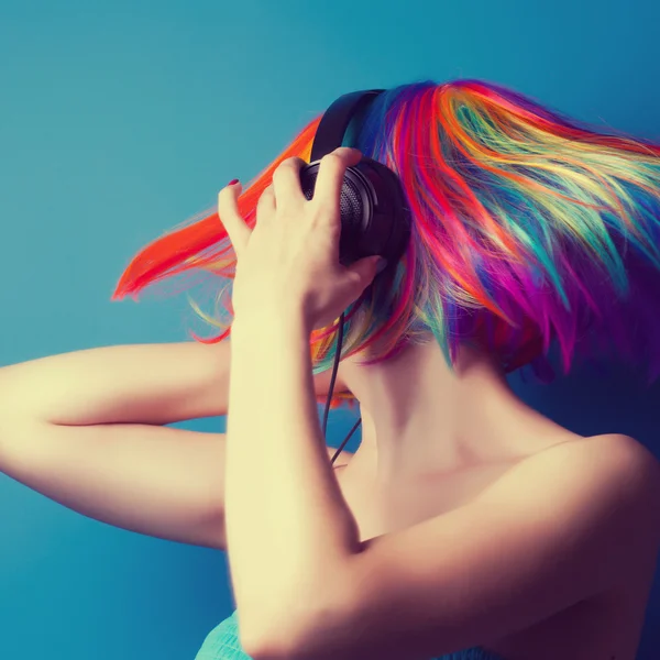 Femme portant perruque et écouteurs — Photo